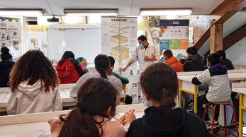 Copyright: Alstom / Anne-Cécile Barbier Eco_colleges_Beekeeping_Training_France_1.jpg