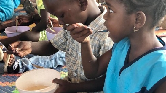 Copyright: Creando Futuros Niños_Comiendo_Senegal_Foundation.jpg